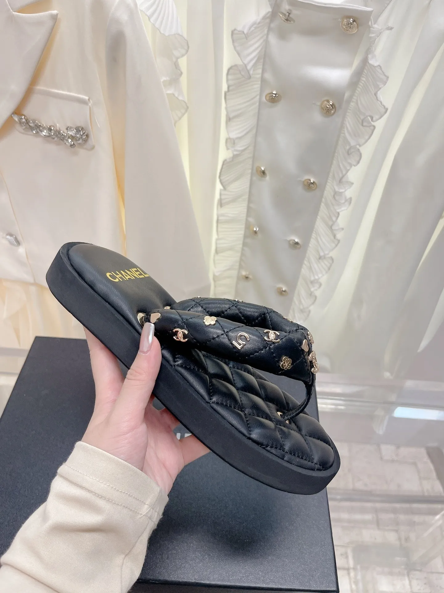 👟👟Ex-factory price 440👟👟 Women's Shoes Women's Clothing Women's Shoes Factory 𝗖𝗛𝗔𝗡𝗘𝗟The latest flip-flop slippers, top quality exclusive supply, beautiful on the feet💃💃This style is so popular! Original customized sheepskin material Original film T👟👟Ex-factory price U bottom 35-39 [40/41 customized]